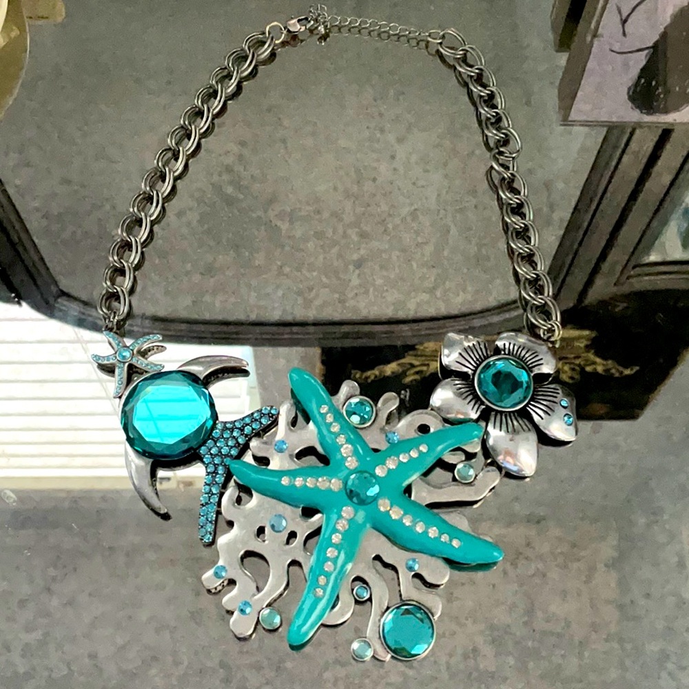Stunning statement necklace!